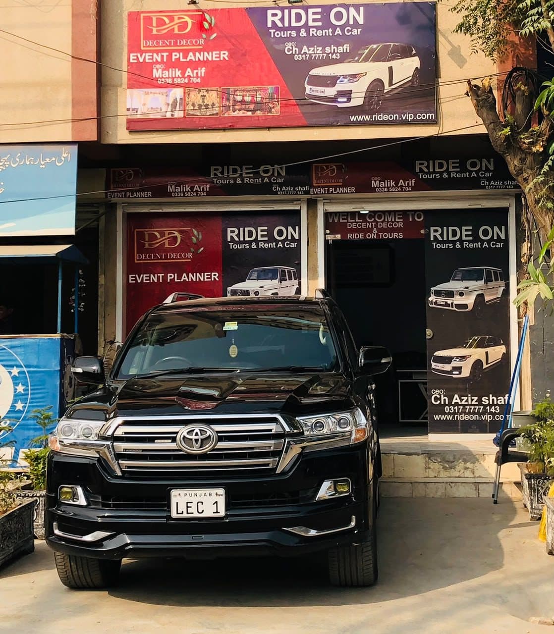 Toyota Land Cruiser V8 (LC200) in black for rent at RideOnTours